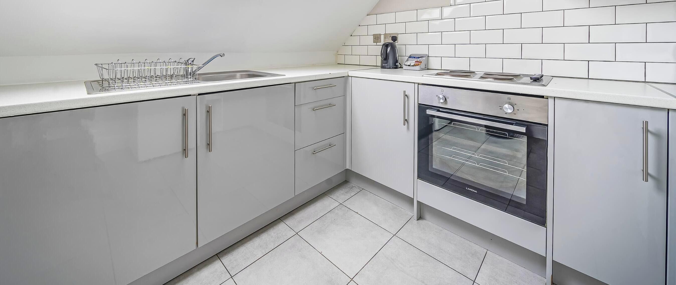 Een koelkast, een microgolfoven, een oven, een kookplaat