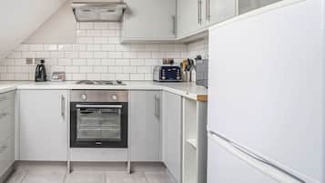 Een koelkast, een magnetron, een oven, een kookplaat