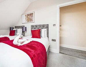 2 bedrooms, desk, iron/ironing board, WiFi - Contractors & Families, Pet Friendly, Free WiFi (Farnborough)