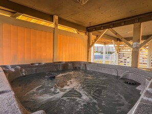 Outdoor spa tub - Southern Comfort - KDH MP 7.5, Semi-Oceanfront, 140 Yds to Beach, Hot Tub, Pets OK, Flex Stays (Kill Devil Hills)