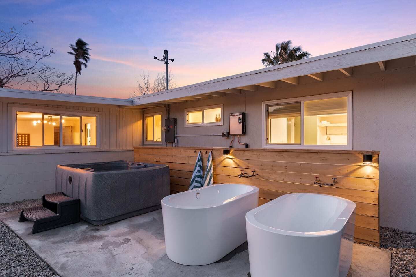 The Palms | Peaceful Stylish Outdoor Bathtub & Spa