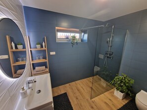 Dusche, Haartrockner, Handtücher, Seife