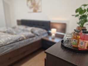 4 chambres, bureau, fer et planche à repasser, lit parapluie