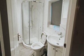 Shower, deep soaking tub, free toiletries, towels