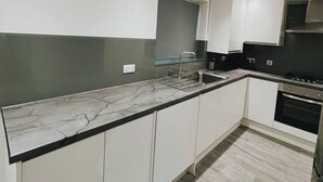 Private kitchen - Stunning 3-bed House in Oldbury (Oldbury)