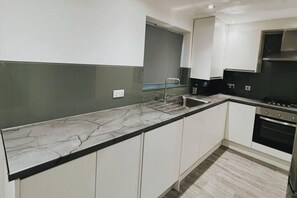 Fridge, microwave, oven, stovetop - Stunning 3-bed House in Oldbury (Oldbury)