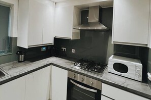 Frigorífico, microondas, horno y placa de cocina