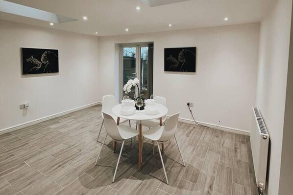 Dining - Stunning 3-bed House in Oldbury (Oldbury)