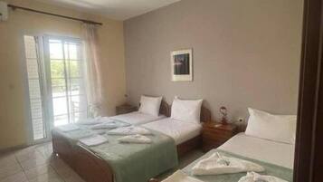 1 chambre, bureau, fer et planche Ă repasser, lit parapluie