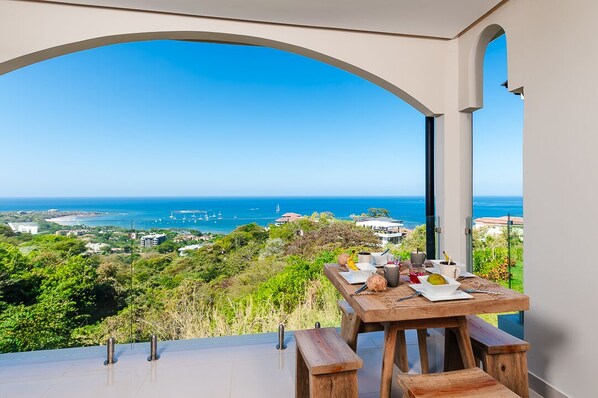 تناول الطعام بالخارج