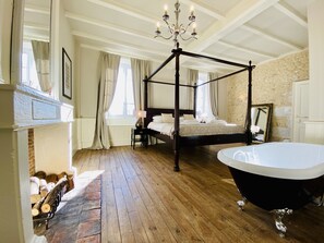 Premium bedding, blackout curtains, soundproofing, iron/ironing board - Manoir de Longeveau (Pillac)