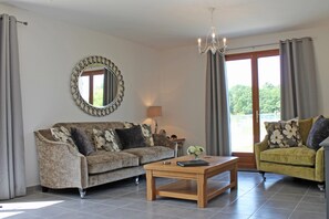 豪華獨棟房屋 | 起居區 | 足球台、乒乓球、玩具、書籍