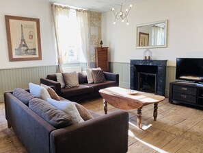 蜜月公寓 | 起居區 | 足球台、乒乓球、玩具、書籍