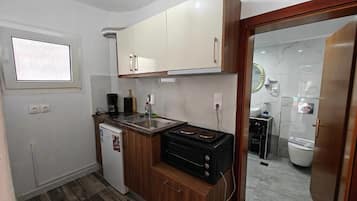 Réfrigérateur, four, cafetiÚre/bouilloire