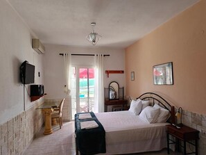 Desk, iron/ironing board, free WiFi, wheelchair access