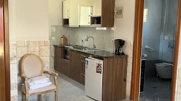 Réfrigérateur, four, cafetiÚre/bouilloire