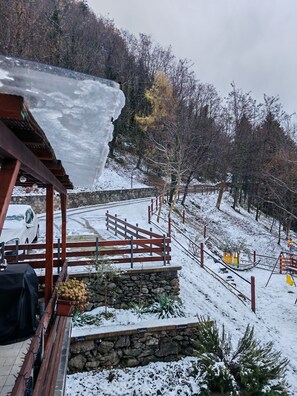 Property grounds - THE BANKS IN THE WOODS: PEACE, NATURE AND RELAXATION. Ideal for couples and families.  (Capo di Ponte)