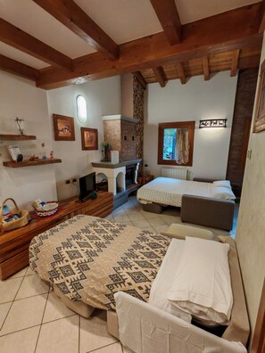 1 bedroom, iron/ironing board, travel cot, free WiFi