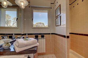 تجهيزات دش، مجففات شعر، مناشف، صابون