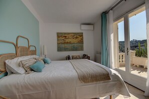 4 sovrum, värdeförvaringsskåp på rummet och skrivbord