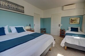 4 عدّة غرف نوم وخزنة داخل الغرفة ومكتب ومكواة/لوح كي