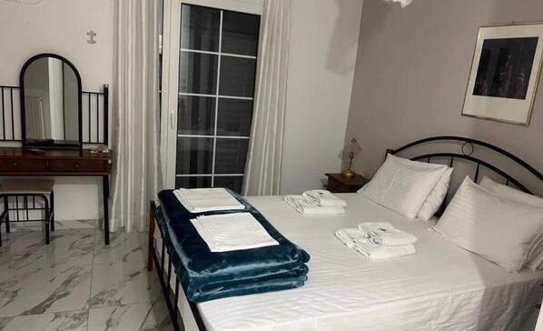 1 Schlafzimmer, Schreibtisch, Bügeleisen/Bügelbrett, Reisekinderbett