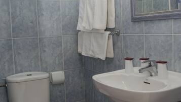 Een haardroger, een bidet, handdoeken, zeep
