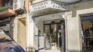 The entrance to a pension with a tiled facade and a visible door. - Pensión Pardo (Benidorm)