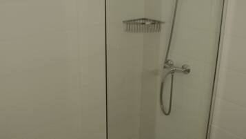 Assecador de cabells, bidet, tovalloles i sabó