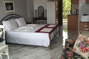 1 Schlafzimmer, Zimmersafe, Schreibtisch, Bügeleisen/Bügelbrett