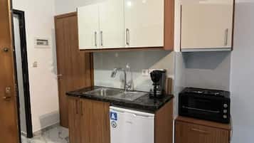 Réfrigérateur, four, cafetiÚre/bouilloire