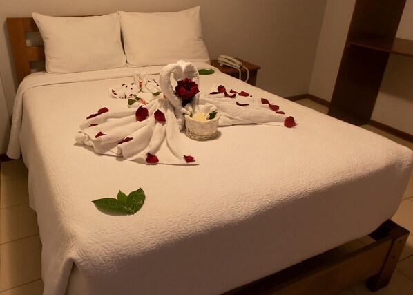 ロマンティック ルーム | 客室ごとに異なる装飾、アイロン / アイロン台、WiFi (無料)、ベッドシーツ