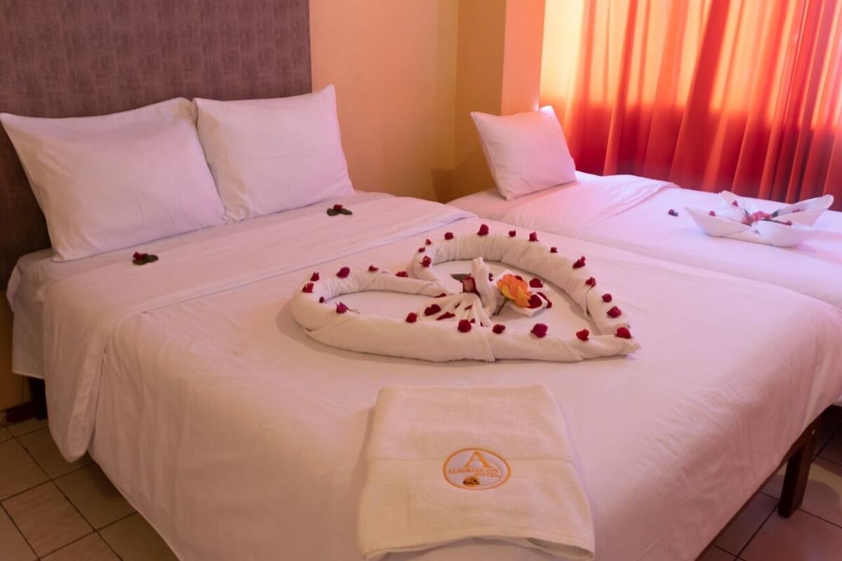 Chambre familiale, Plusieurs lits | Fer et planche à repasser, accès au Wi-Fi (inclus), décor unique