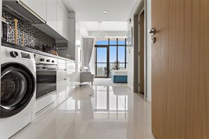 Interior - Splendid Studio overlooking Dubai Water Canal (Dubai)