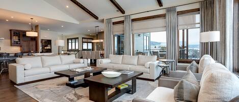 Fernseher, Kamin, Stereoanlage