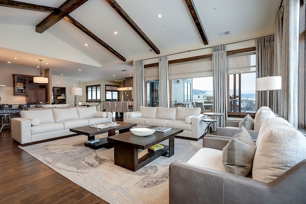 テレビ、暖炉、ステレオ