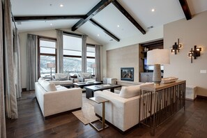 テレビ、暖炉、ステレオ