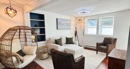 Downtown Meredith Hideaway! Lake Winnipesaukee and Lake Waukewan!