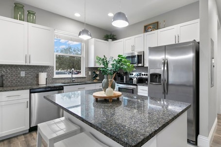 Fridge, microwave, oven, stovetop. Canopy Cove | Gorgeous Condo In The Heart Downtown