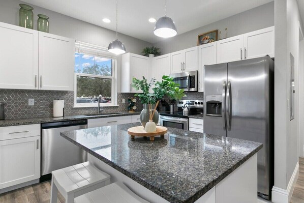 Fridge, microwave, oven, stovetop - Canopy Cove | Gorgeous Condo In The Heart Downtown (Safety Harbor)