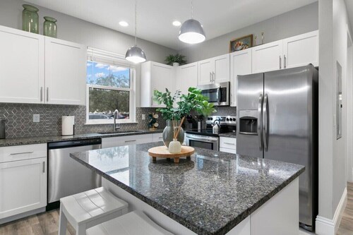Canopy Cove | Gorgeous Condo In The Heart Downtown