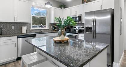 Canopy Cove | Gorgeous Condo In The Heart Downtown