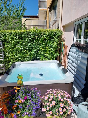 Bain à remous extérieur
