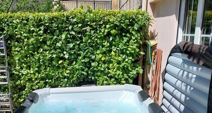 Studio avec jardin au bord de la riviĂšre avec jacuzzi