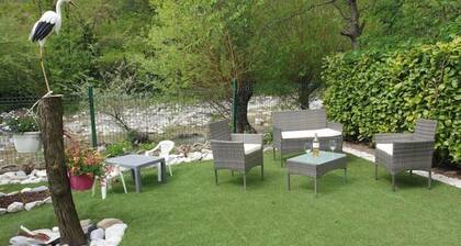 Studio avec jardin au bord de la riviĂšre avec jacuzzi