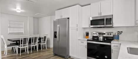 Wasserkocher mit Kaffee-/Teezubehör, Kühlschrank, Mikrowelle, Ofen