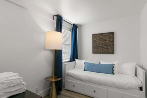 2 Schlafzimmer, Schreibtisch, Bügeleisen/Bügelbrett, WLAN