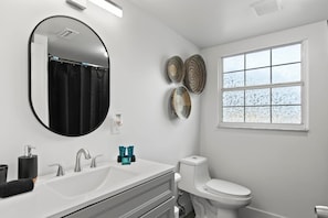 Dusche, Haartrockner, Handtücher, Shampoo