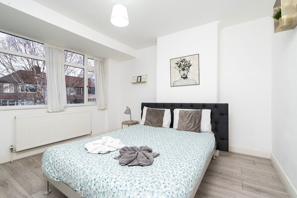 Room - Four Bedroom house walking distance to mall (London)
