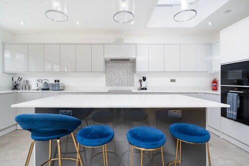 Four Bedroom house walking distance to mall